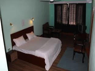 Hotel Pamposh Srīnagar エクステリア 写真